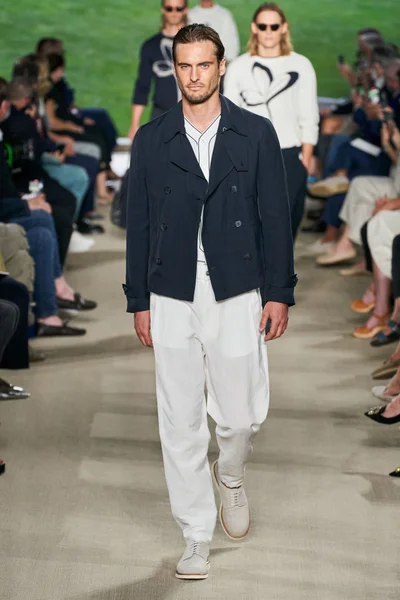 Look 3